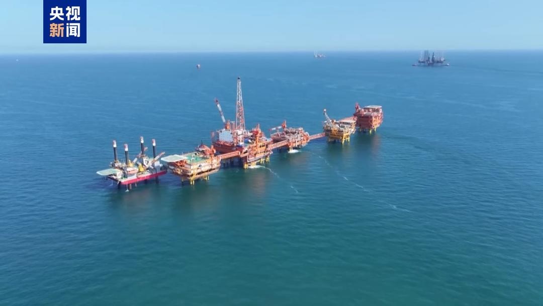 أكبر حقل نفط بحري في الصين يسجل إنتاجا سنويا قياسيا من النفط والغاز