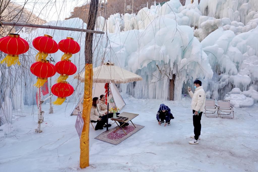 المزيد من السياح الأجانب يتجهون إلى الصين لتجربة سياحة الجليد والثلج
