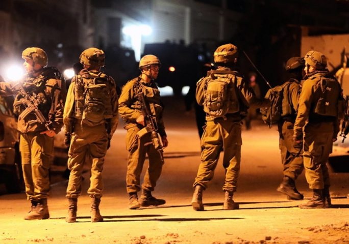قوات الاحتلال تقتحم حزما شمال شرق القدس
