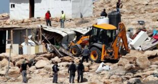 الاحتلال يهدم منزلين وبركسا لشقيقين في بدرس