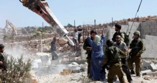 6 عائلات تخلي منازلها تمهيدا لهدمها في مدينة نابلس