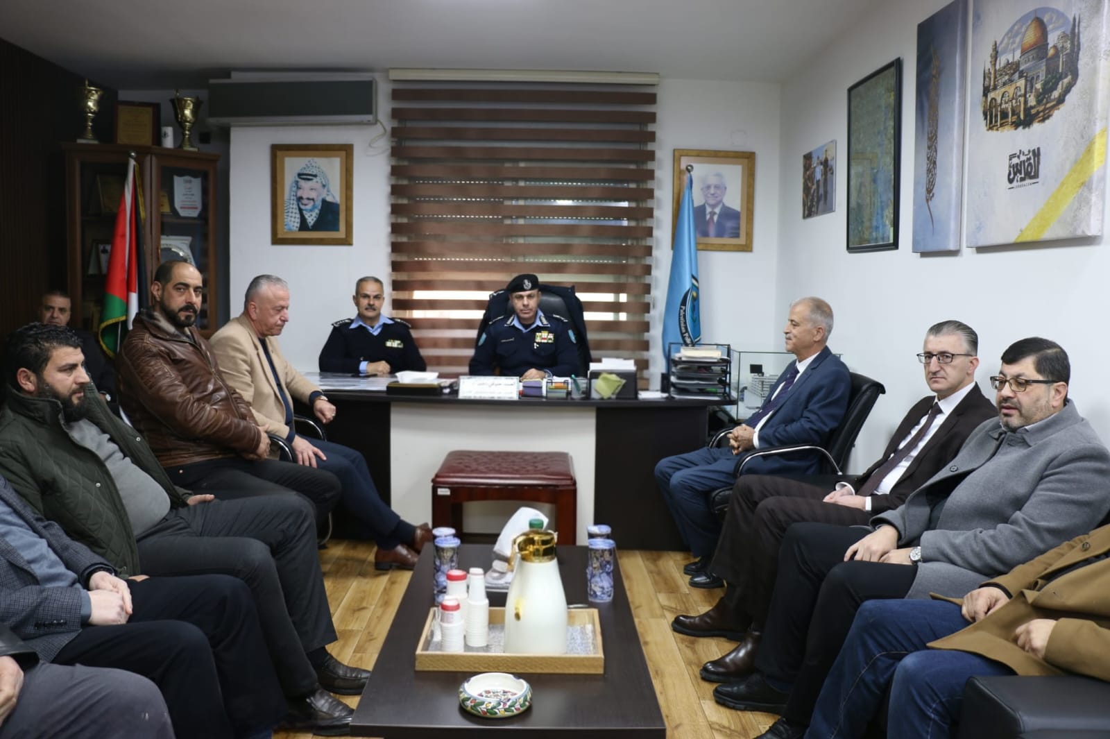اللواء علام السقا يتفقد مراكز الشرطة في الخليل ويؤكد مواصلة تطوير الخدمات الشرطية للمواطنين