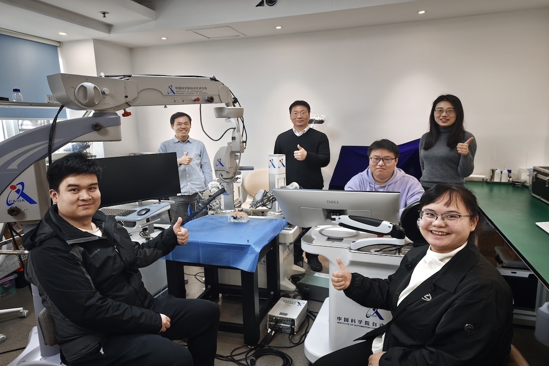 الصين : باحثون صينيون يطورون روبوتا لجراحة العين