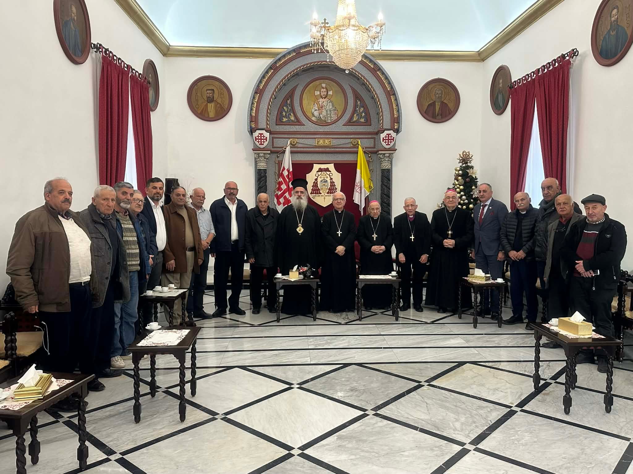 وفد كبير من الشخصيات المقدسية يزور بطريركية اللاتين في القدس للتهنئة بالأعياد الميلادية المسيحية الغربية والشرقية