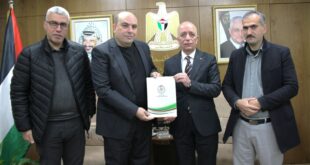 رئيس سلطة الأراضي يلتقي مدير عام الخدمات الطبية ويُسلّمه تخصيصاً