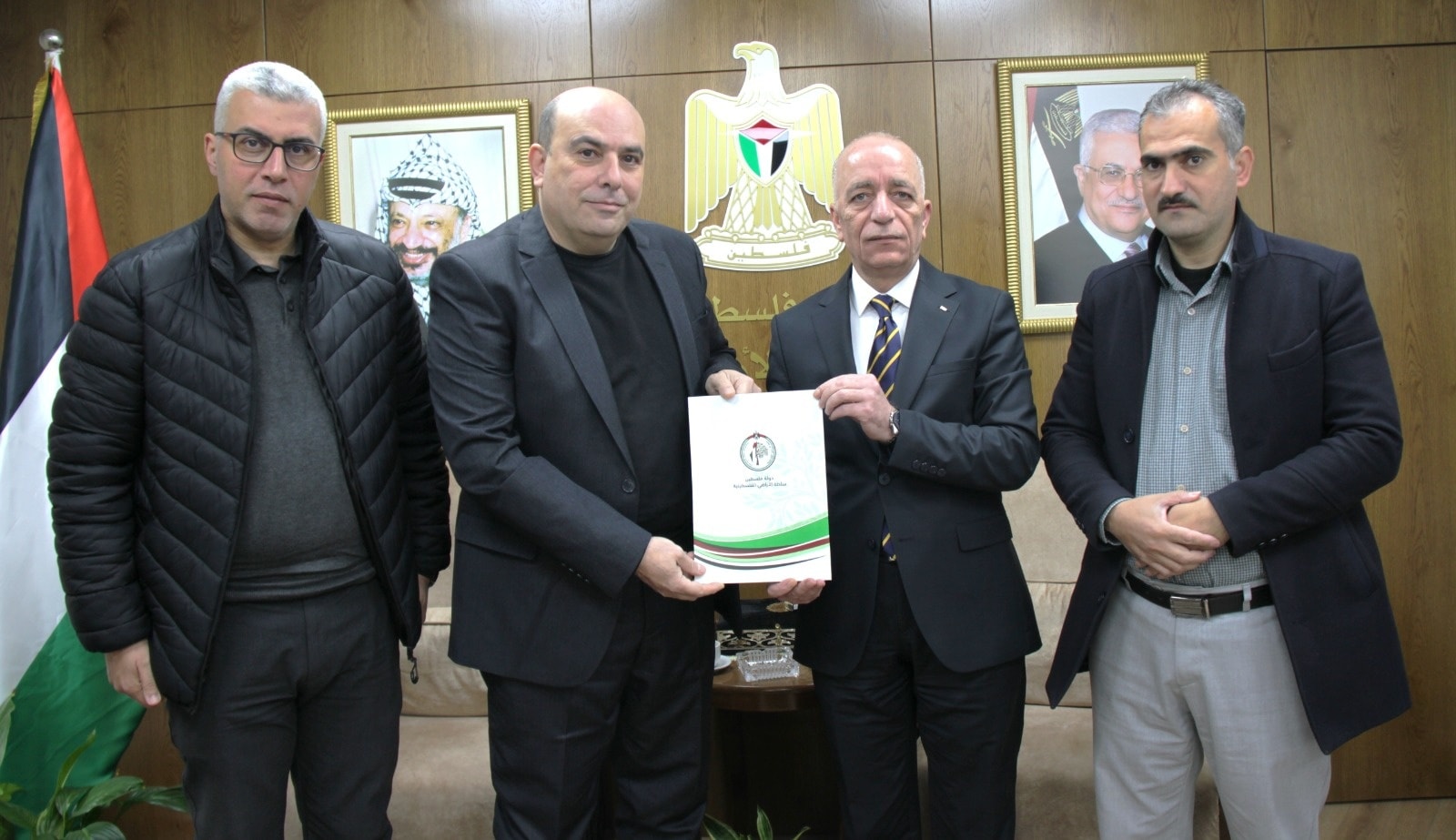 رئيس سلطة الأراضي يلتقي مدير عام الخدمات الطبية ويُسلّمه تخصيصاً