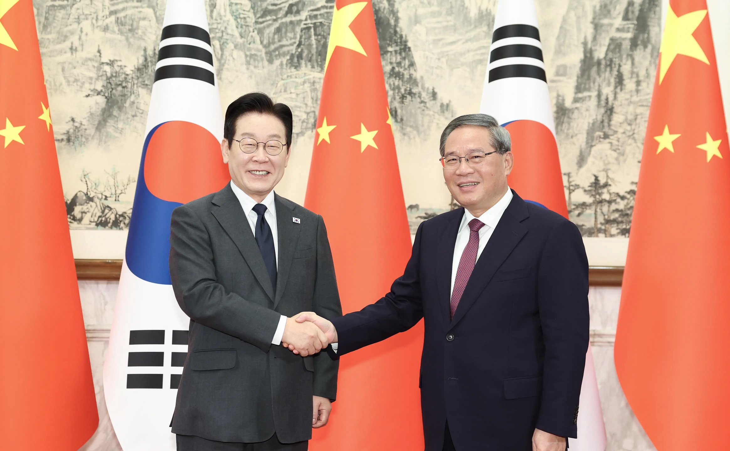 رئيس مجلس الدولة الصيني لي تشيانغ يلتقي رئيس جمهورية كوريا