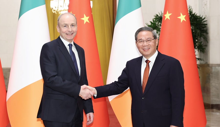 رئيس مجلس الدولة الصيني لي تشيانغ يعقد محادثات مع رئيس وزراء أيرلندا