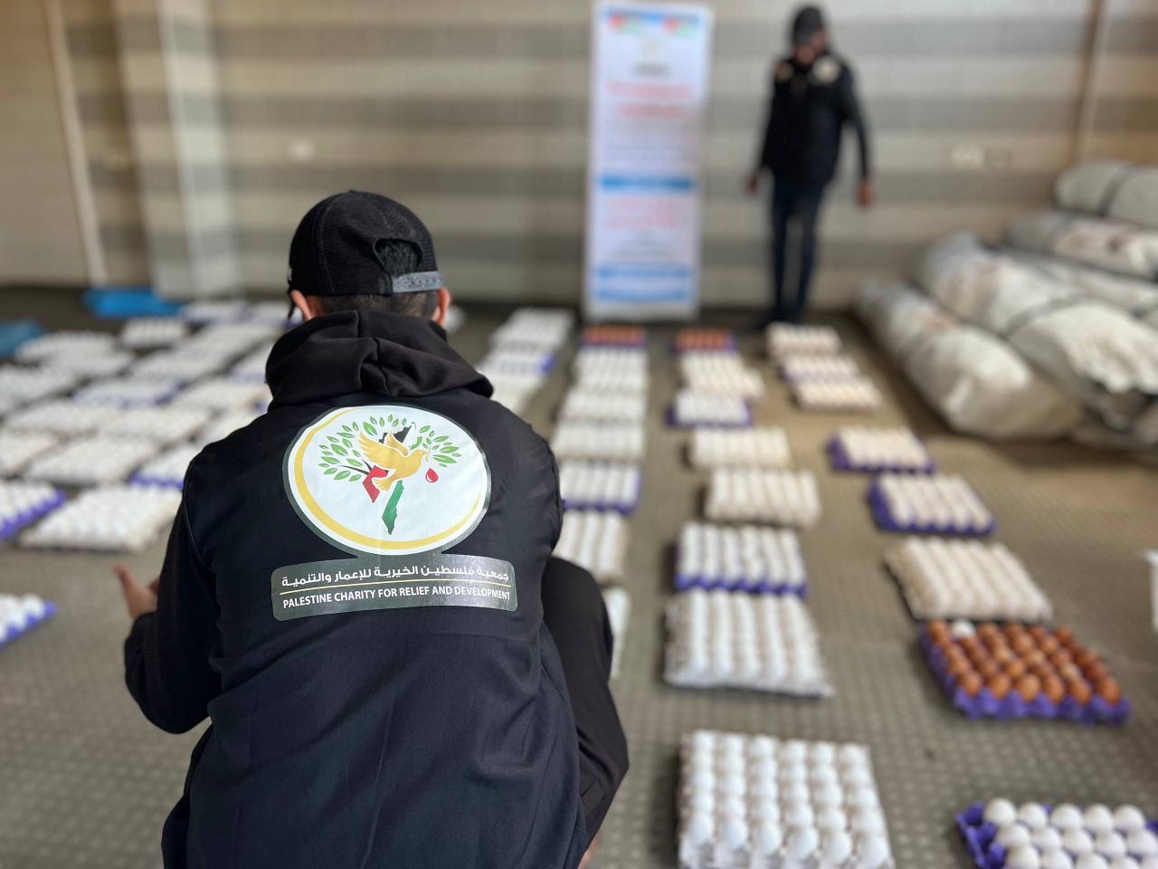 "فلسطين الخيرية" توزع أطباق البيض على نازحي شمال غزة