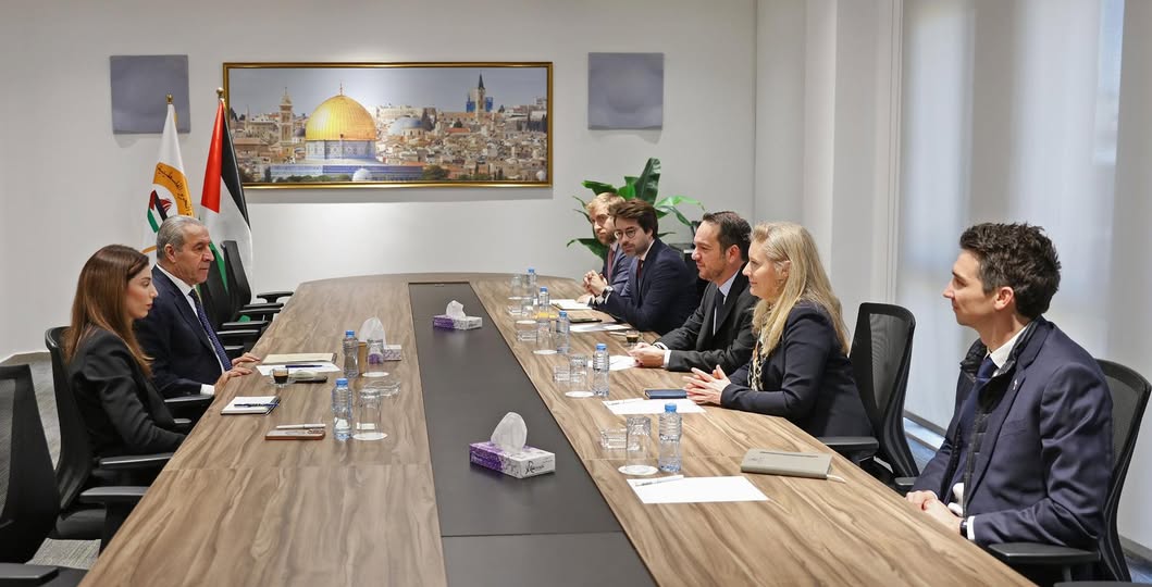 نائب الرئيس حسين الشيخ يبحث مع القنصلين البريطاني والفرنسي مستجدات الأوضاع السياسية والإنسانية