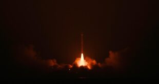 انطلاق صاروخ صيني من البحر حاملاً أقماراً اصطناعية إلى الفضاء