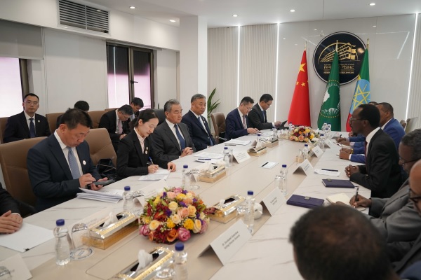 وزيرا خارجية الصين وإثيوبيا يتعهدان بدفع الشراكة الاستراتيجية في كل الأحوال بين البلدين