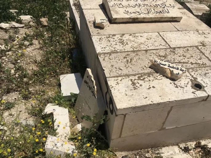 مستوطنون يحطمون شواهد قبور إسلامية في القدس
