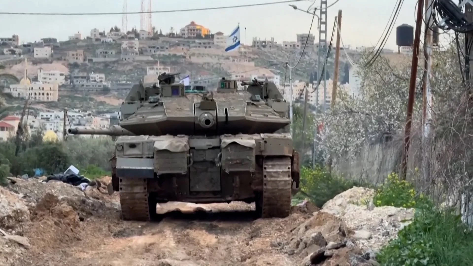 وزير الدفاع الإسرائيلي يصدر تعليمات بوضع خطط لاحتلال مخيمات الضفة الغربية وتوسيع الوجود العسكري