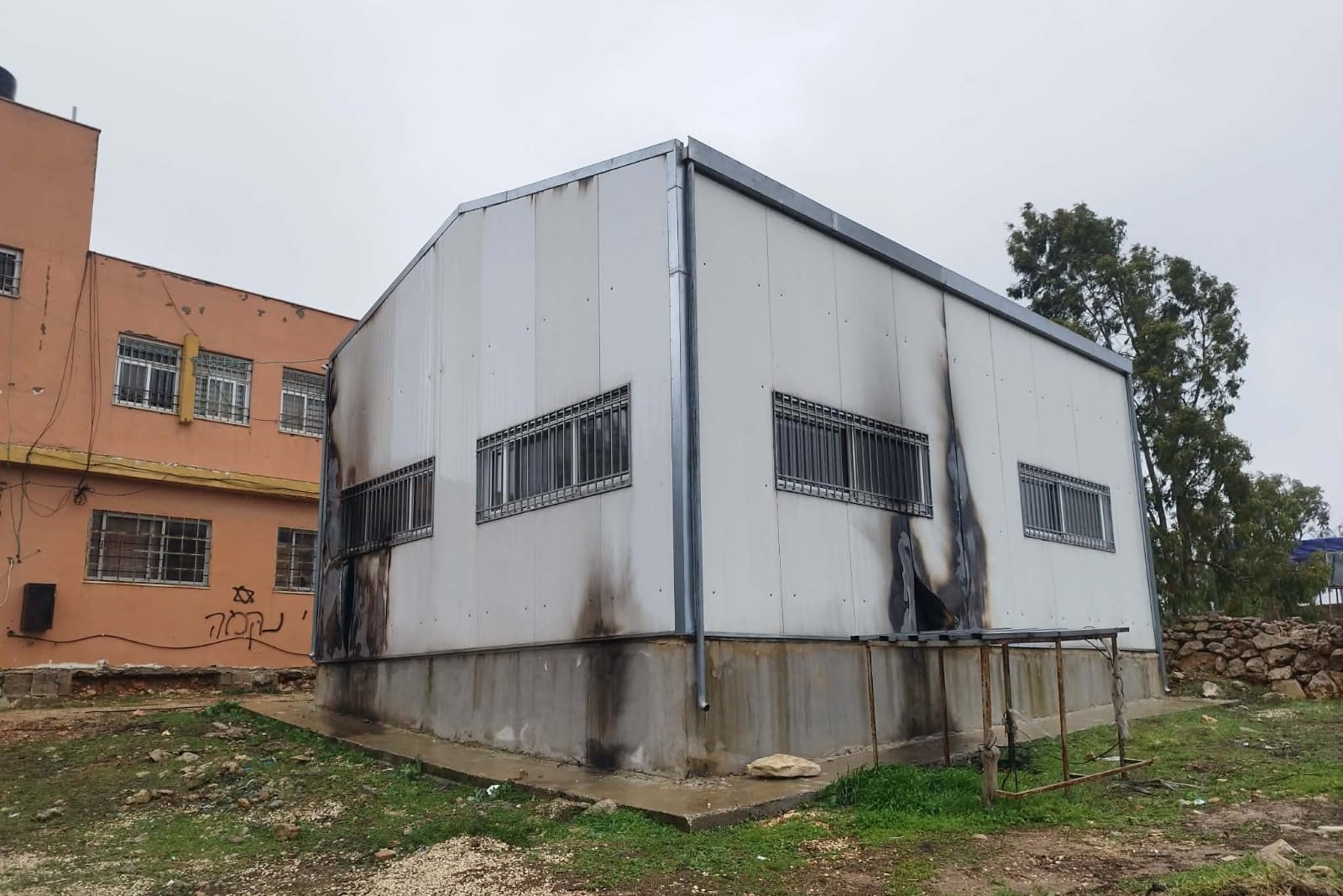 مستوطنون يحرقون غرفة صفية ويخطون شعارات عنصرية في مدرسة جالود جنوب نابلس