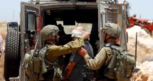 الاحتلال يحتجز العشرات ويداهم منازل في الخليل