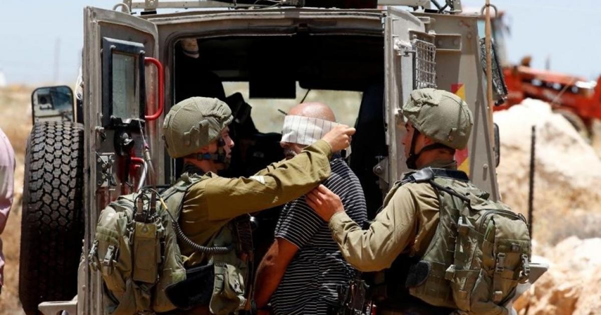 الاحتلال يحتجز العشرات ويداهم منازل في الخليل