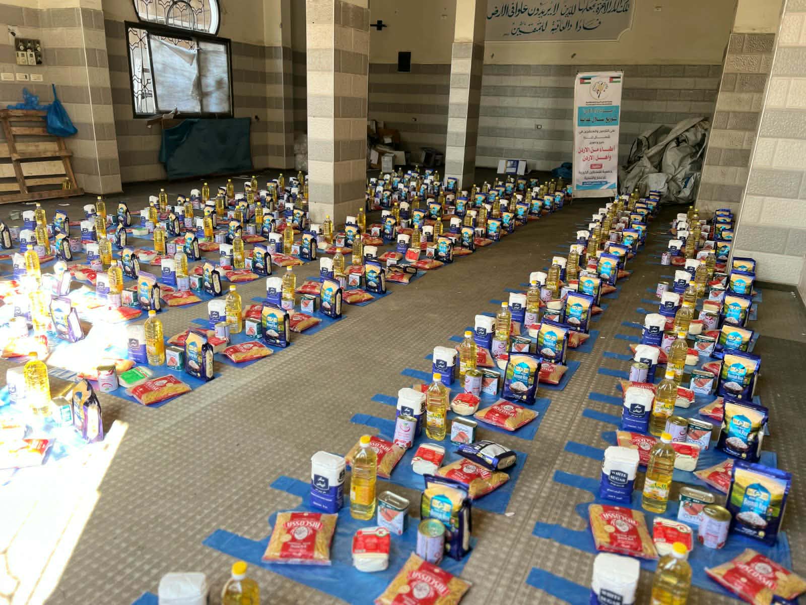 "فلسطين الخيرية" تنفذ مبادرة "زاد الأردن" لتوزيع سلال غذائية على النازحين والمتضررين بغزة