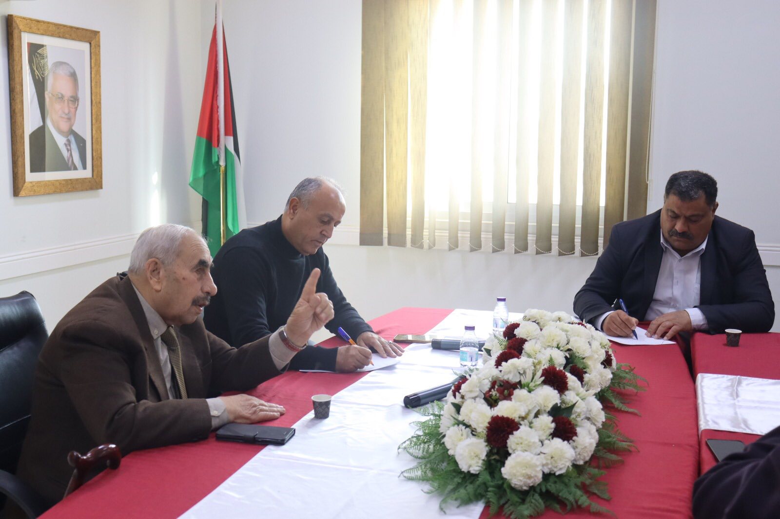 محافظ جنين كمال أبو الرب يجتمع مع لجنة الإصلاح المركزية ولجنة السلم الأهلي العليا