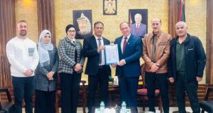 محافظ طولكرم اللواء د. عبد الله كميل يتسلم التقرير السنوي لإنجازات مديرية داخلية طولكرم خلال عام ( ٢٠٢٥ )