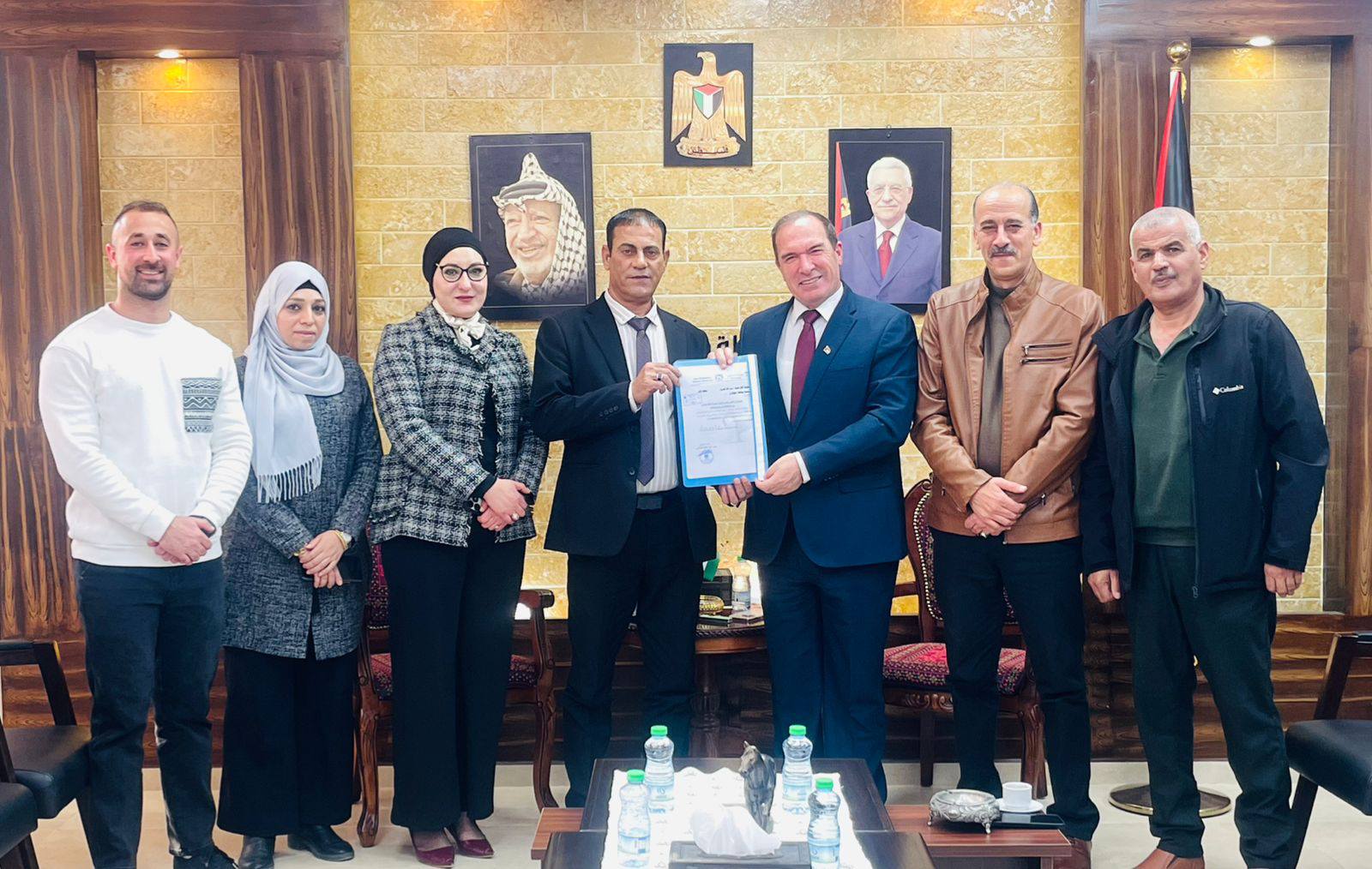 محافظ طولكرم اللواء د. عبد الله كميل يتسلم التقرير السنوي لإنجازات مديرية داخلية طولكرم خلال عام ( ٢٠٢٥ )