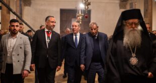 ممثلا عن الرئيس .. حسين الشيخ يحضر قداس منتصف الليل