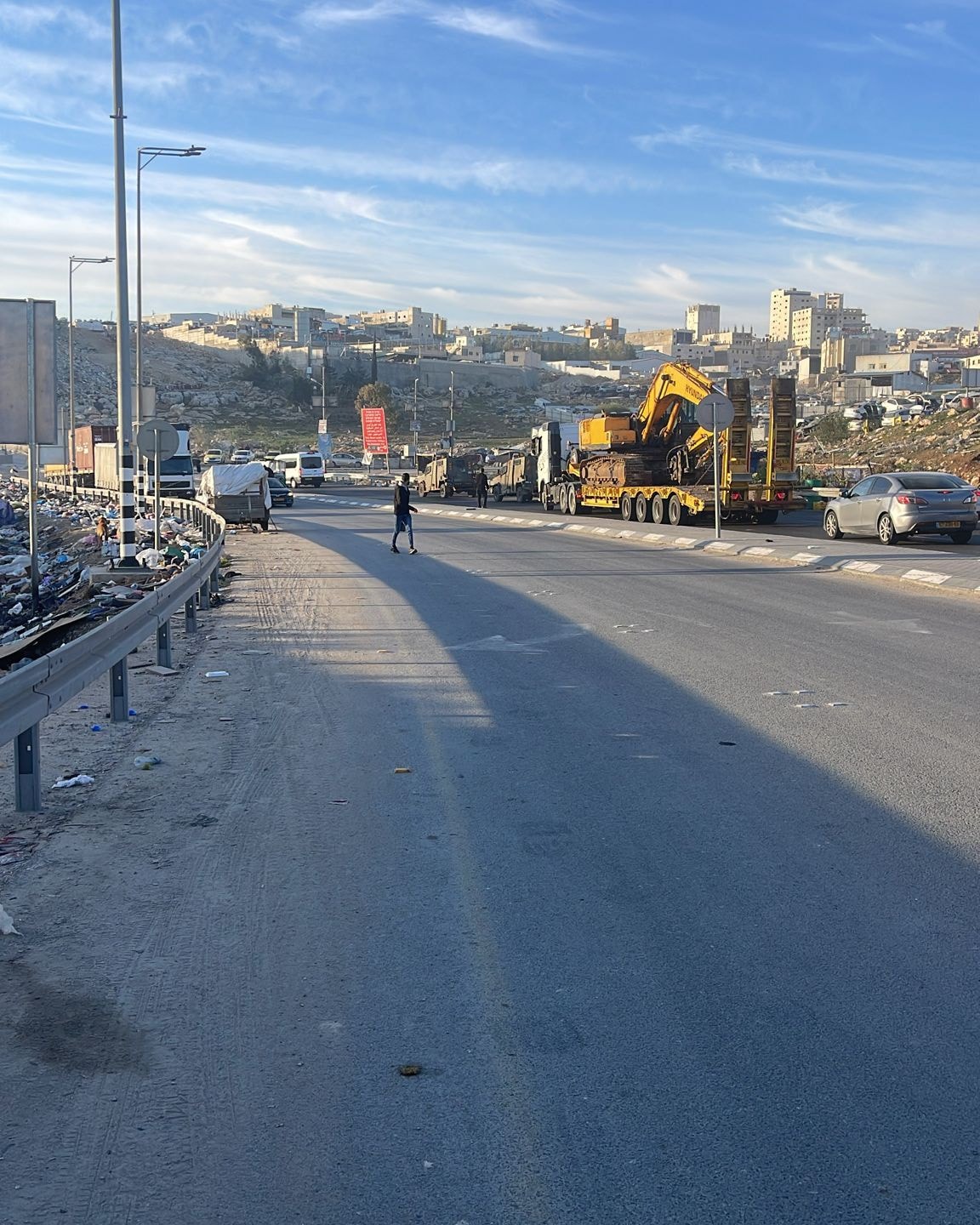 جرافات الاحتلال تشرع بهدم مصنع حديد قرب القدس