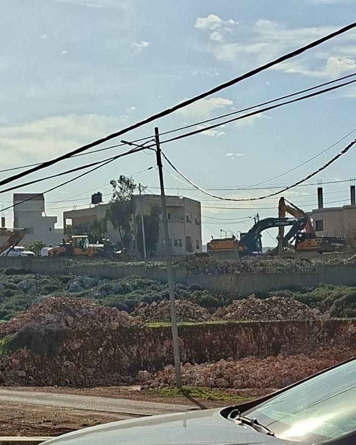 جرافات الاحتلال تهدم منزلين في منطقة التعاون العلوي في نابلس