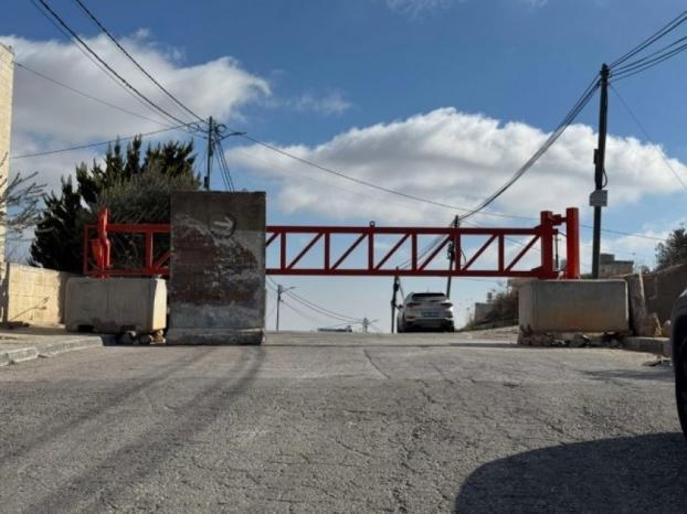 الاحتلال يغلق البوابة الحديدية قرب الطيبة شرق رام الله