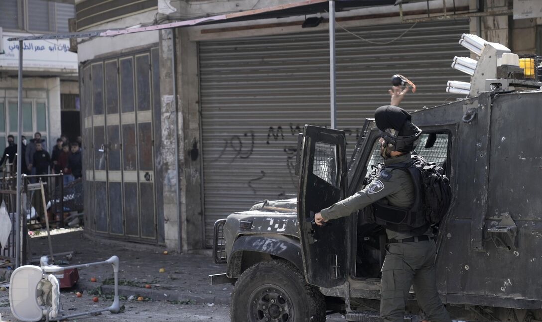 الاحتلال يداهم منازل خلال اقتحامه مدينة نابلس
