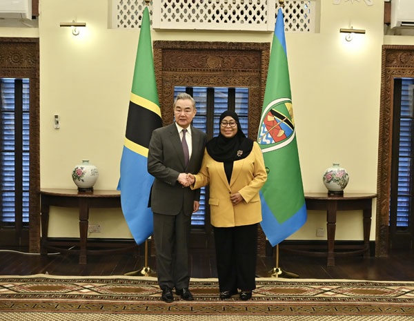 الصين وتنزانيا تؤكدان على صداقتهما طويلة الأمد وتتعهدان بتعميق التعاون