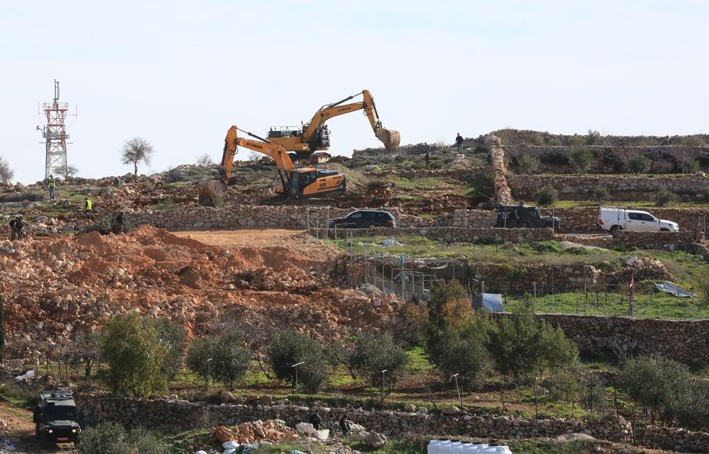 الاحتلال يجرف أراضي المواطنين في ترمسعيا شمال رام الله