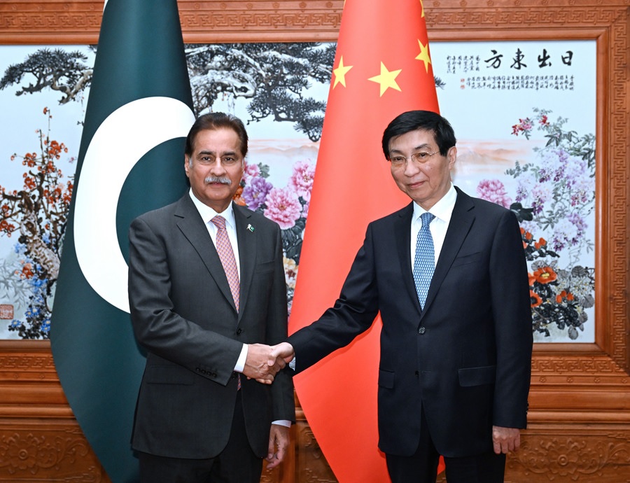 كبير المستشارين السياسيين الصينيين يلتقي رئيس الجمعية الوطنية الباكستانية
