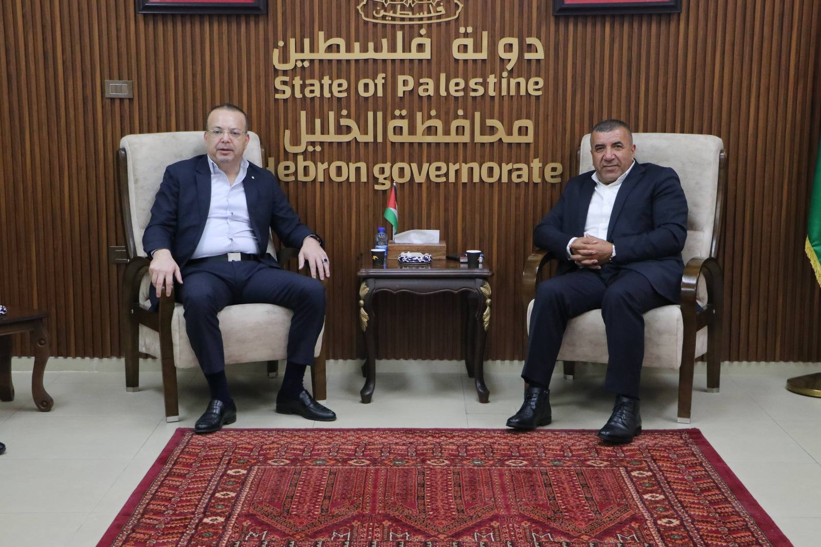محافظ الخليل خالد دودين يستقبل رئيس لجنة الجاليات والمغتربين في المجلس الوطني الفلسطيني أسامة القواسمي