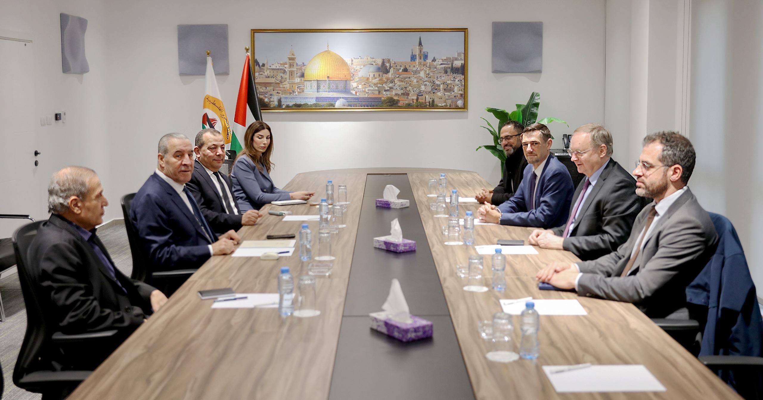 حسين الشيخ يستعرض مع الاتحاد الأوروبي التطورات السياسية والاقتصادية الراهنة