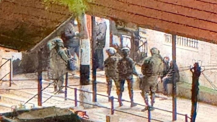 قوات الاحتلال تحتجز مصلين داخل مسجد في كفر نعمة غرب رام الله