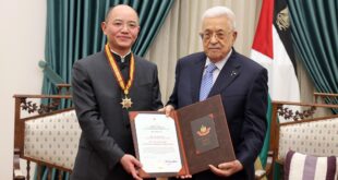 الرئيس محمود عباس يمنح رئيس مكتب جمهورية الصين الشعبية السفير تسنغ جيشين وسام "نجمة الصداقة"