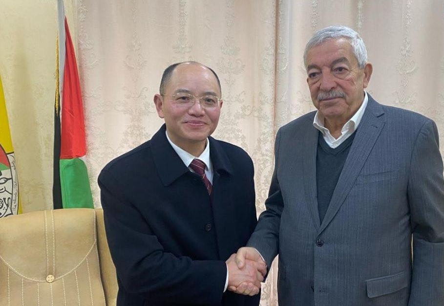 محمود العالول يودع السفير الصيني تسنغ جيشين بمناسبة انتهاء مهامه