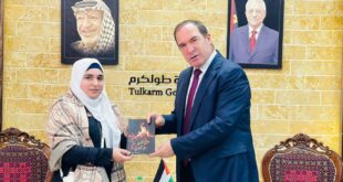 محافظ طولكرم اللواء د. كميل يتسلم روايتين من اعمال الروائية الشابة رؤى فريج