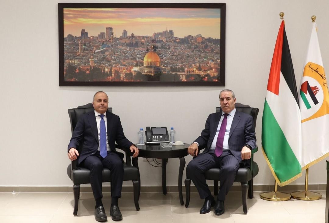 سيادة نائب الرئيس حسين الشيخ يلتقي السفير المصري