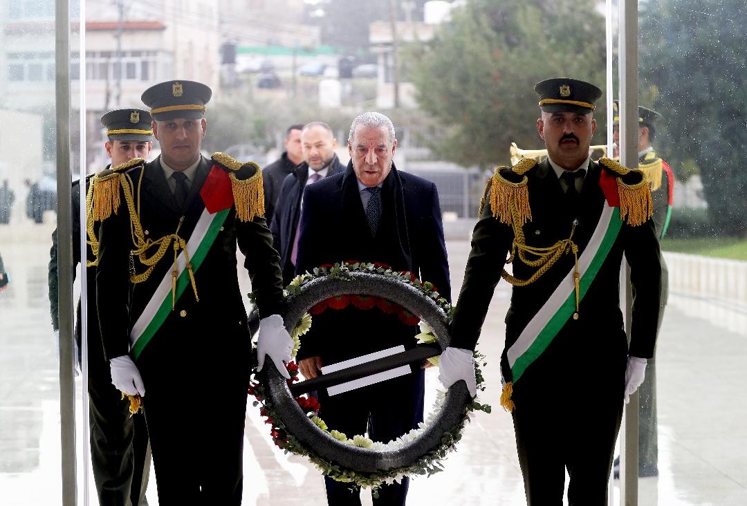 نائب الرئيس حسين الشيخ يضع إكليلا من الزهور على ضريح الشهيد أبو عمار لمناسبة الذكرى الـ61 لانطلاقة الثورة