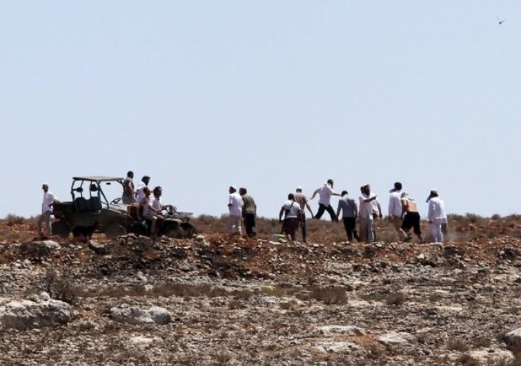 مستوطنون يسيجون أراضي المواطنين في خربة المراجم جنوب نابلس