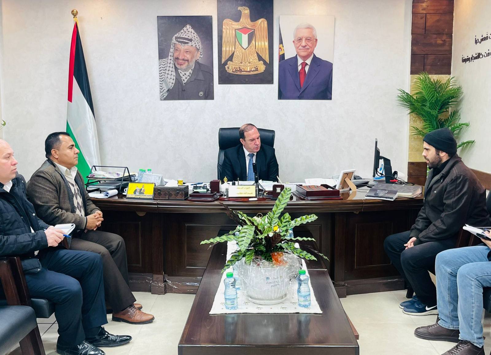 محافظ طولكرم اللواء د. كميل يتسلم كتاب نبض الحنين للمرحوم الشيخ يوسف ضميري