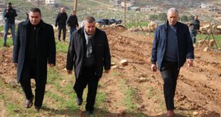 محافظ الخليل خالد دودين يتفقد منزل عائلة محمود الدغامين في السموع