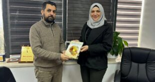 الدكتورة سارة الشماس تهدي وكيل وزارة السياحة والآثار نسخة من كتابها الجديد