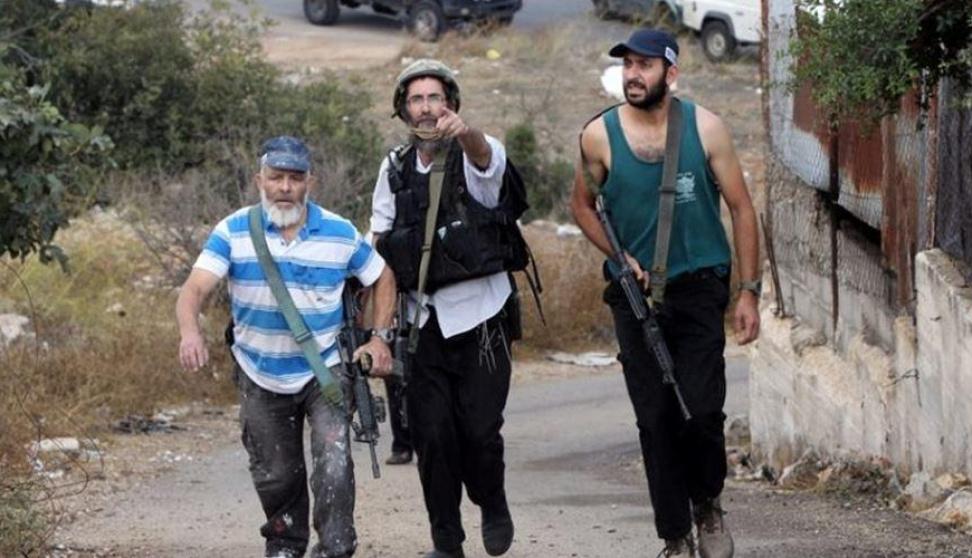 مستوطن يغلق طريقا زراعيا في المغير شرق رام الله