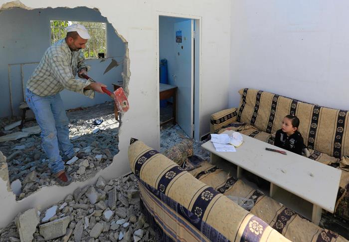 السلطات الإسرائيلية تجبر عائلة على هدم منزلها في البعنة بأراضي الـ1948