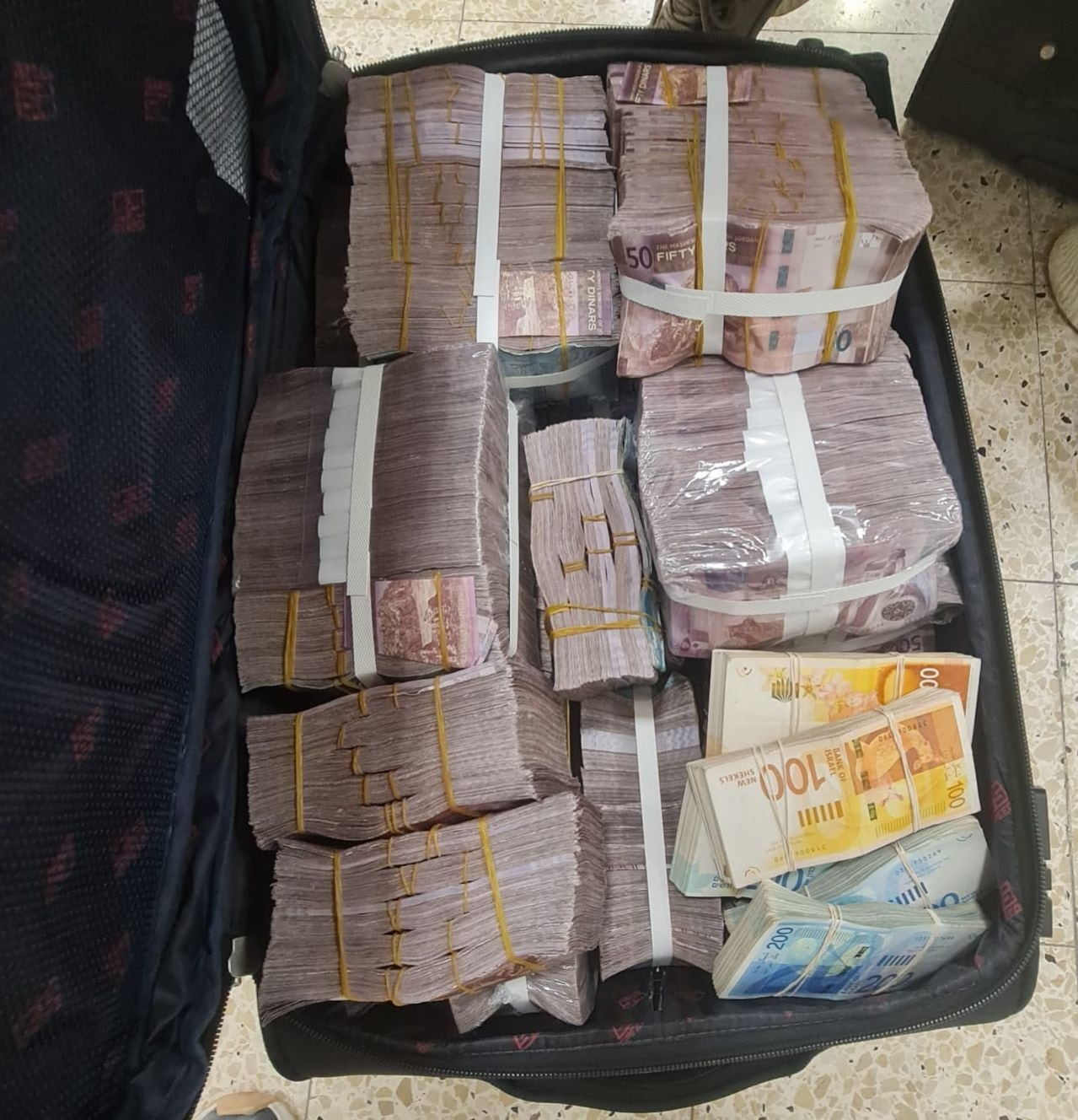 الشرطة الإسرائيلية تعتقل شخصين حاولا تهريب 12 مليون شيكل عبر معبر اللنبي