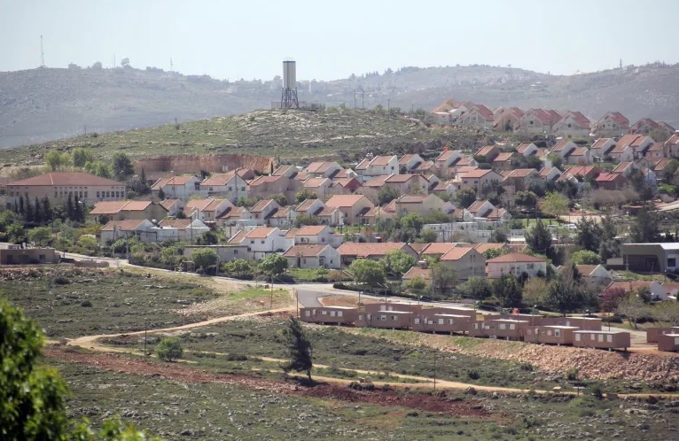 سلطات الاحتلال تصادر مئات الدونمات من أراضي قلقيلية