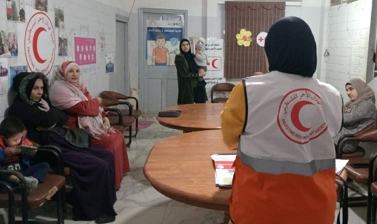 جمعية الهلال الأحمر الفلسطيني في لبنان تواصل حملات التوعية الصحية لتعزيز أهمية التطعيم في المخيمات والتجمعات الفلسطينية
